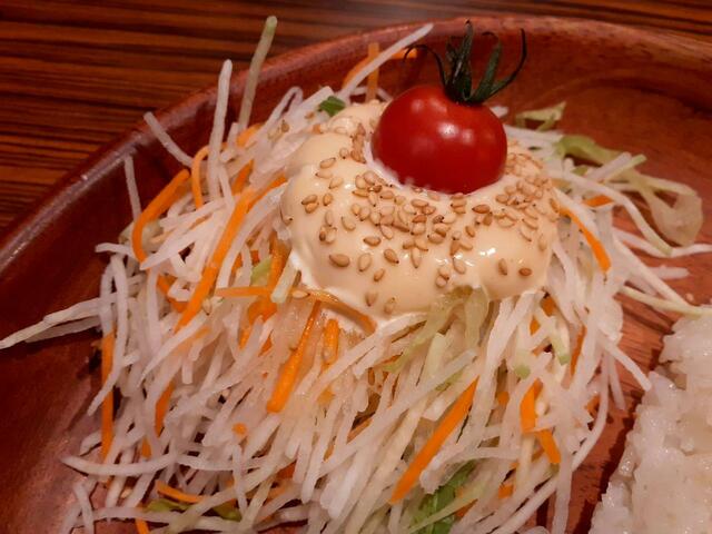 頂上に乗っかったプチトマトを先にパクっと食べるのも楽しみ【びっくりドンキー2023年最新販売数（出食数）ランキングTOP10】