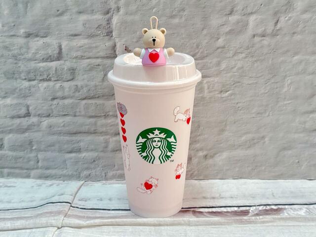 リユーザブルカップを手で持ち歩く際、中身が漏れないように、ドリンクホールキャップをドリンクホールに差し込みます♪