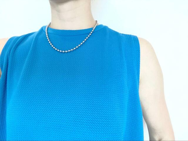 【coca エンボス加工マキシ丈ノースリーブワンピース】窮屈感のないクルーネックなので、前屈みになっても中が見えてしまう心配はありません