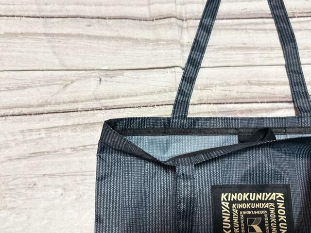 開口部はファスナーなどはない仕様