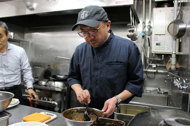 須永さんが直久店内厨房でスープ作り