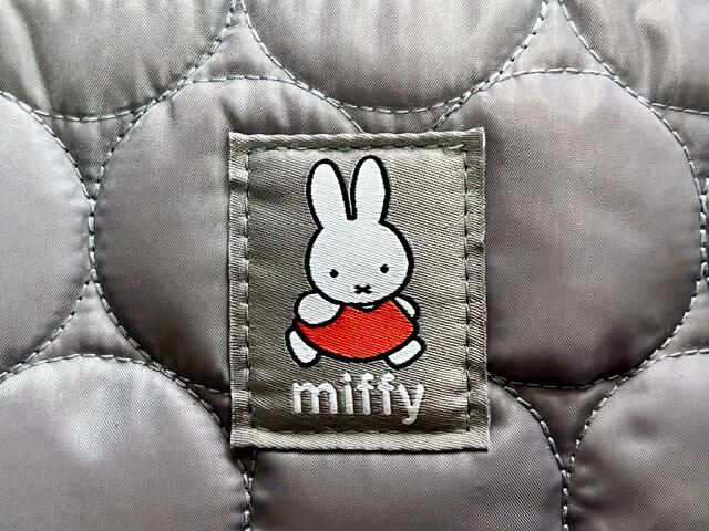 ワンポイントのワッペンにはミッフィーの刺繍が！