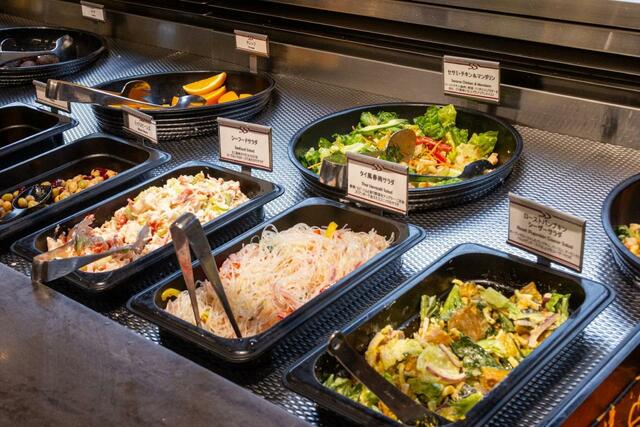 【サラダバー&グリルレストランSizzler(シズラー) プレミアムサラダバー】野菜だけでなく、種類豊富なデリメニューも並びます