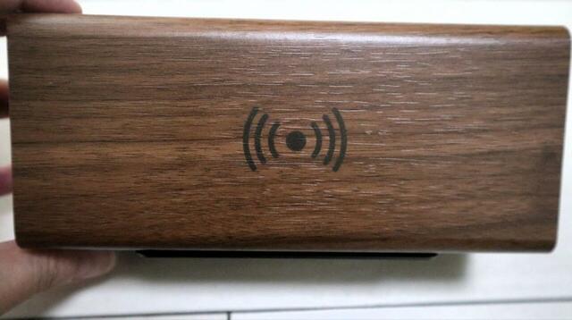 【ニトリ 置くだけスマホ充電LED時計】充電はワイヤレス充電機能付きスマートフォンに対応。このマークの上に乗せるだけで充電できます◎