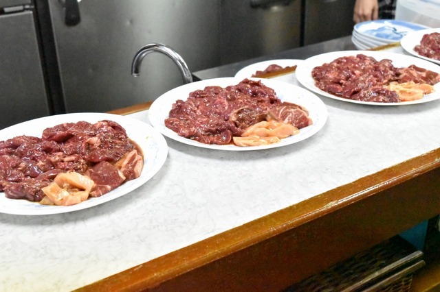 新鮮な肉が並ぶカウンター