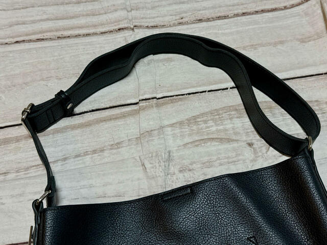 ショルダーストラップは幅広で肩に食い込みにくいのが◎