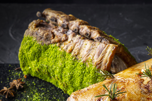 「ポークスペアリブ 香草パン粉焼き」<期間:2026年3月1日~5月17日>【ヒルトン東京お台場で“ダイナミックな肉料理”と“可憐ないちごスイーツ”の饗宴「ミート×ストロベリー ビュッフェ」開催】