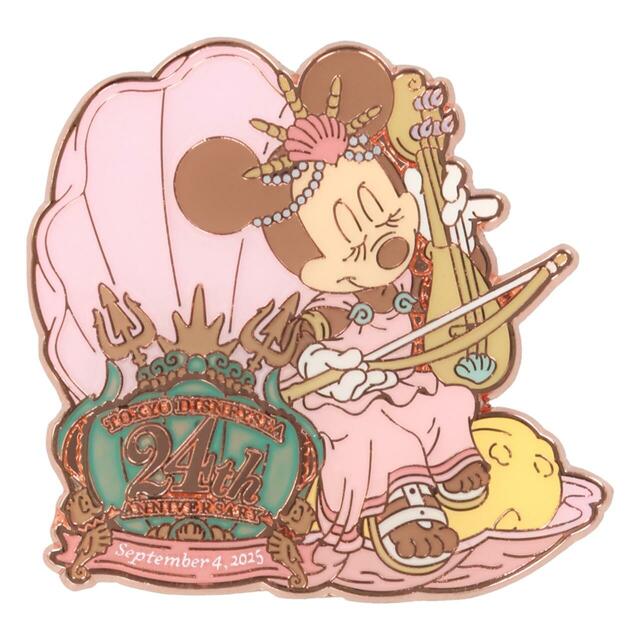 ピンバッジ 1,200円｜東京ディズニーシー開園24周年グッズ｜販売店舗：東京ディズニーシー「エンポーリオ」｜発売日：2025年9月4日（木）