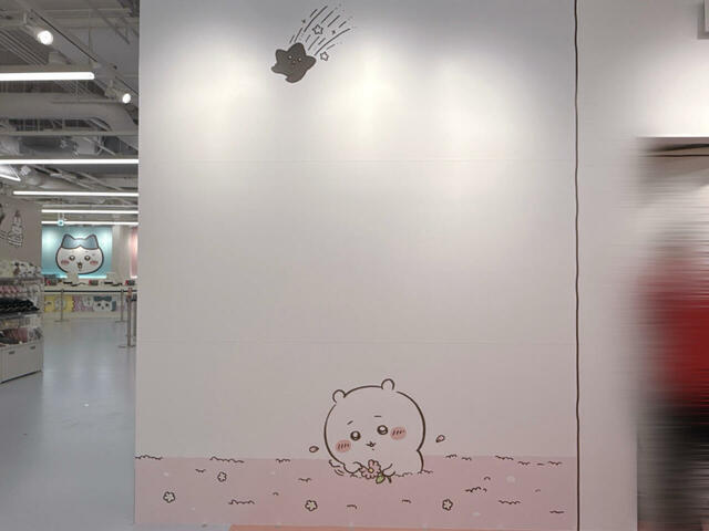 お花畑で花を摘むちいかわも。頭上には黒の流れ星が…！