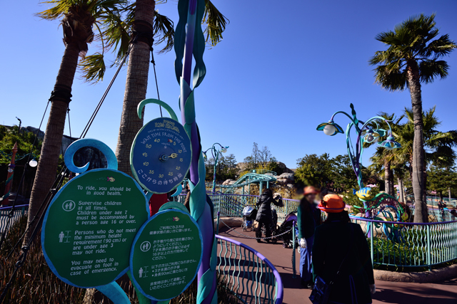 [11時7分]「フランダーのフライングフィッシュコースター」10分待ち©Disney