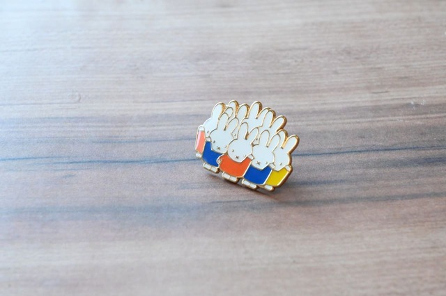 【誕生70周年記念 ミッフィー展／ミッフィー ピンズ ￥880】ミッフィー展の余韻を感じられるかわいいデザインでした