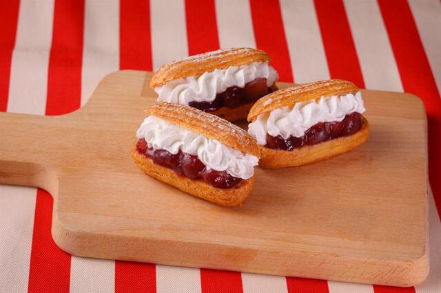 「ぶどうのエクレア」＜2023年9月1日(金)～10月31日(火)＞【サンドウィッチ＆スイーツビュッフェ～栗とぶどうのハロウィーンパーティー～】