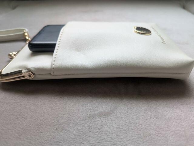 コスメとスマホを入れた時の厚みはこんな感じ【tsumori chisato（ツモリチサト）付録】上品がま口ポシェット