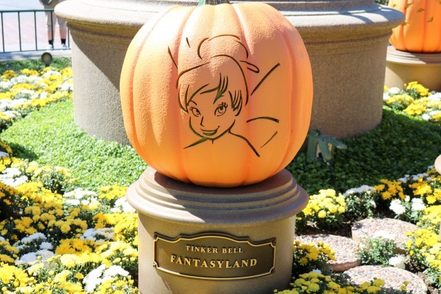 パートナーズ像の周りに飾られているかぼちゃ 