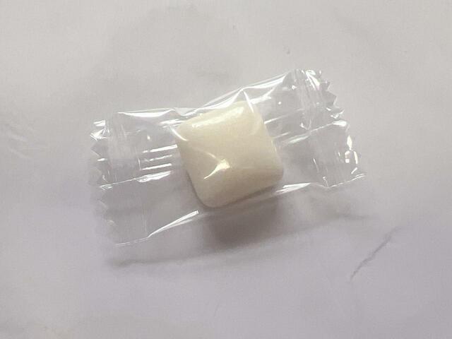 お菓子はいつもちいかわの食玩についているソーダ味のガム