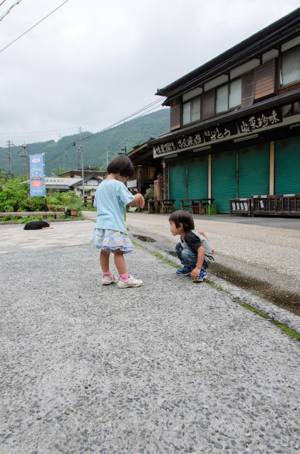 子どもが仲良くなるのは早い。昔からの友達のように、違和感なく遊ぶ