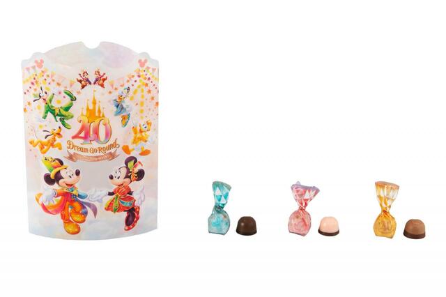 チョコレート（パフ入り） 1,100円｜内容量：90g（12個）〔ミルク＆スウィート（水色）：4個、ストロベリー風味＆ミルク（ピンク色）：4個、キャラメル風味＆ミルク（オレンジ色）：4個〕｜東京ディズニーリゾート40周年“ドリームゴーラウンド”スペシャルグッズ｜発売日：2023年4月10日（月）｜販売店舗：東京ディズニーランド「グランドエンポーリアム」、東京ディズニーシー「ヴァレンティナーズ･スウィート」