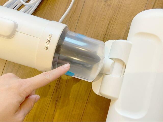 【アイリスオーヤマ 布団クリーナーハイパワー】透明のダストカップのおかげで、汚れ具合がすぐにわかる仕様