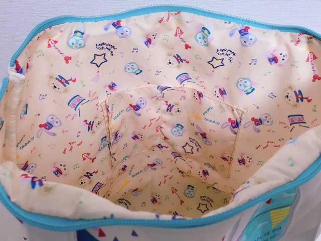 スマホも入る便利な内ポケット付き