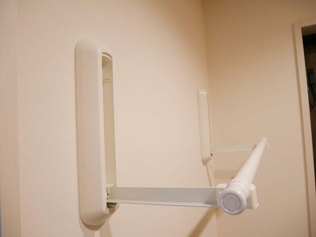 【ベルメゾン】浮かせて干す！ピンで設置できる「壁付け物干しショート」｜物干し竿を載せて完成！女性1人でも20分ぐらいでできます