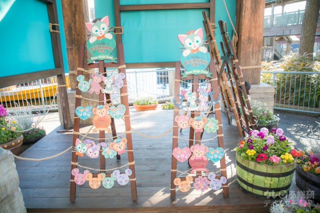 ジェラトーニの作品がずらりと並ぶ水辺の小径