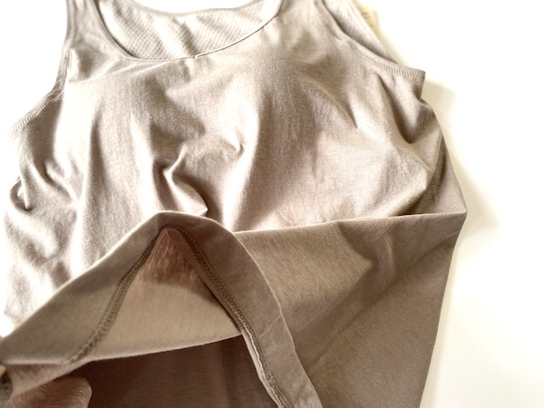 【無印良品】シルク入りカップ付きタンクトップ／シルクとオーガニックコットンの混紡生地で、触り心地がとてもなめらか。