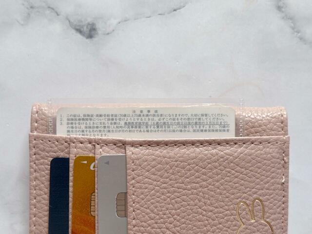 横方向のポケットには、ケースに入れた健康保険証も収納できます