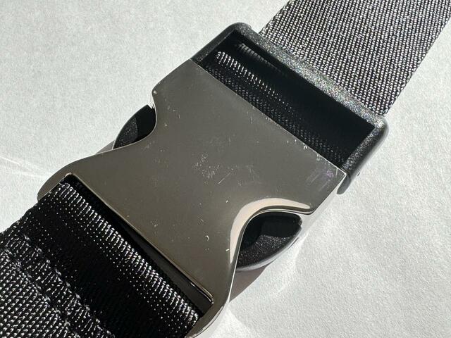 【GU リアルレザーボディバッグ】バックルは硬すぎず使いやすい