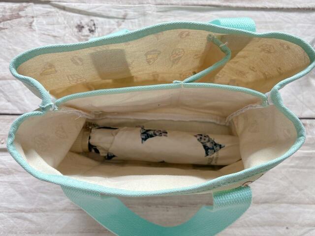 軽量の小型折りたたみ日傘も入るサイズ感