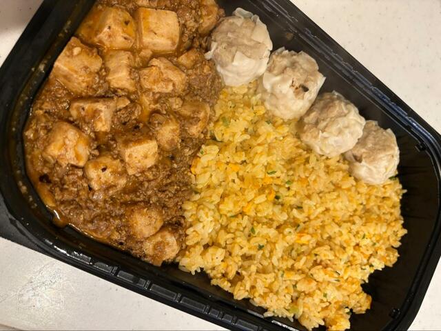 【コストコ 麻婆チャーハン】蓋を取って電子レンジで温めるだけで、手軽に豪華な一品が完成します！