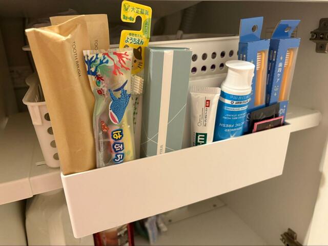 【山崎実業 tower 引っ掛け 収納ホルダー】使用後。ゴチャゴチャだった歯ブラシや歯磨き粉のストックもこんなにスッキリ！