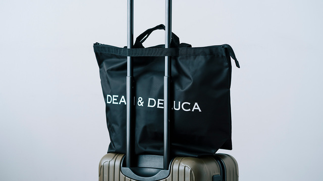 【DEAN & DELUCAトラベルバッグ】素材は丈夫な再生ナイロンを使用。軽くてコンパクトに折りたためます