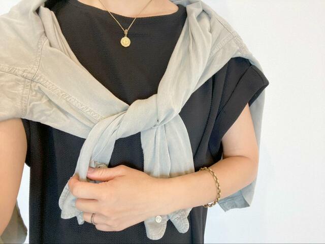 【coca エンボス加工ワンピース】シャツを肩がけするとちょっと大人な雰囲気に