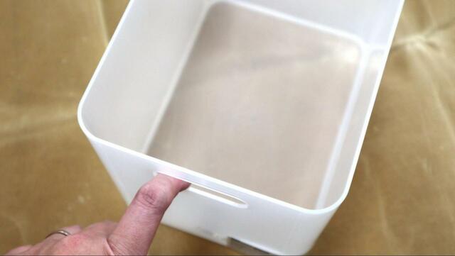 【ダイソー 積み重ね収納ボックス 深型】両側に持ち運び・出し入れしやすい穴あり