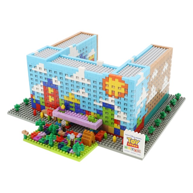 ミニブロック〈ナノブロック〉 13,000円｜サイズ：(組み立てた状態)縦約20×横約20×高さ約8cm｜販売店舗：東京ディズニーリゾート・トイ・ストーリーホテル内ディズニーショップ「ギフト・プラネット」