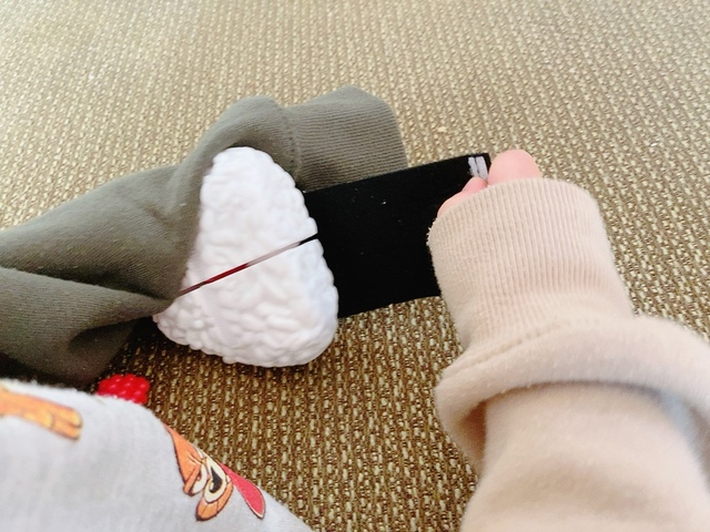 【セリア ままごとおにぎり】マジックテープを使って海苔を貼るのにハマっていました