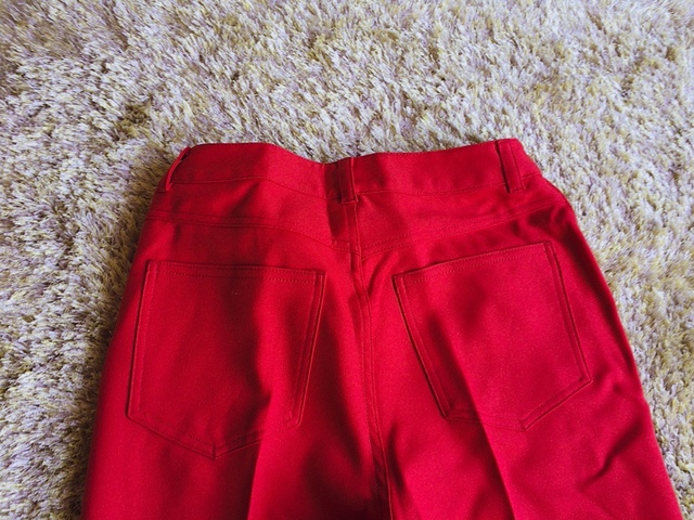 【GU センタープレスカラーストレートパンツ】後ろにはポケットが2つ、ベルトループも