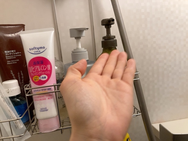 【ニトリ ステンレスシャワーラック】ボトルをラックに置いたままプッシュしても落ちる気配がなく安定しています！