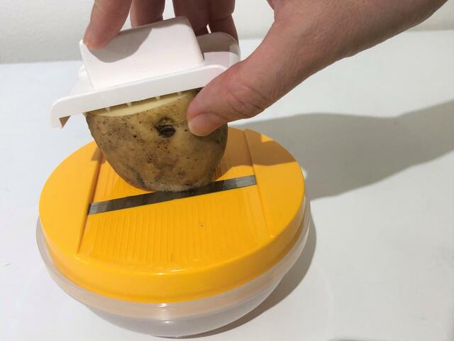 ホルダーにジャガイモをセットして、いざスライス！