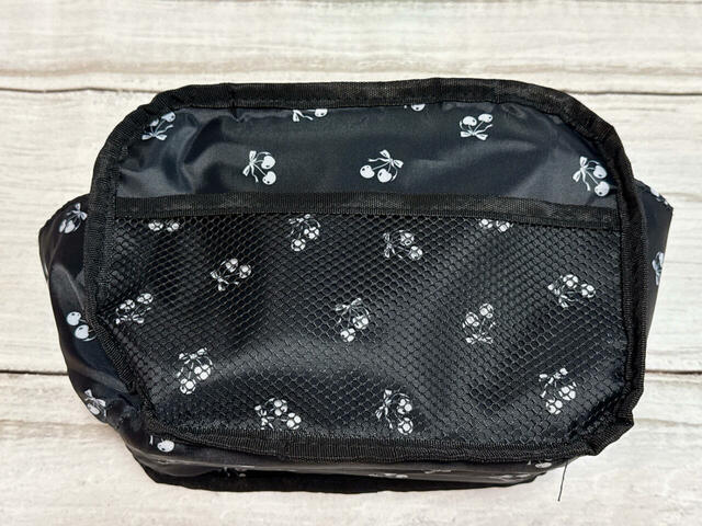 内側には、バック側に1つのメッシュポケット付き