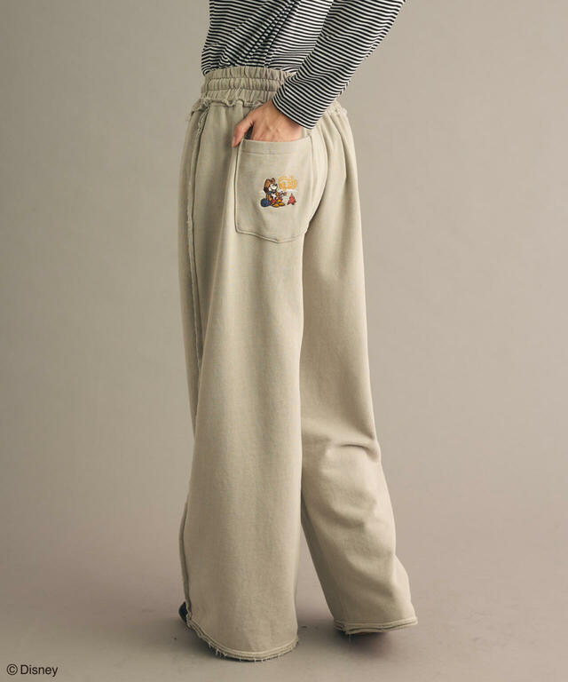 ヴィンテージライク刺繍スウェットパンツ ¥8,900｜CRAFT STANDARD BOUTIQUE ディズニーコレクション