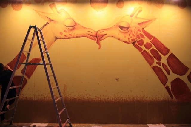 ディープキスをするキリン