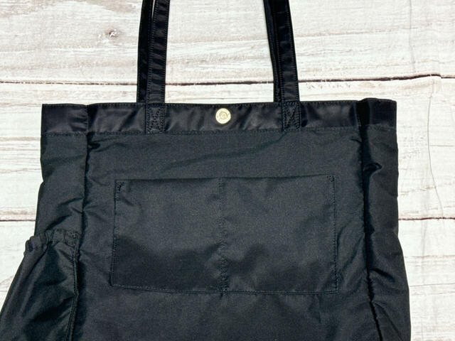 内側の前面側には区切りポケットが2つ。細々したものの整理に役立ちます