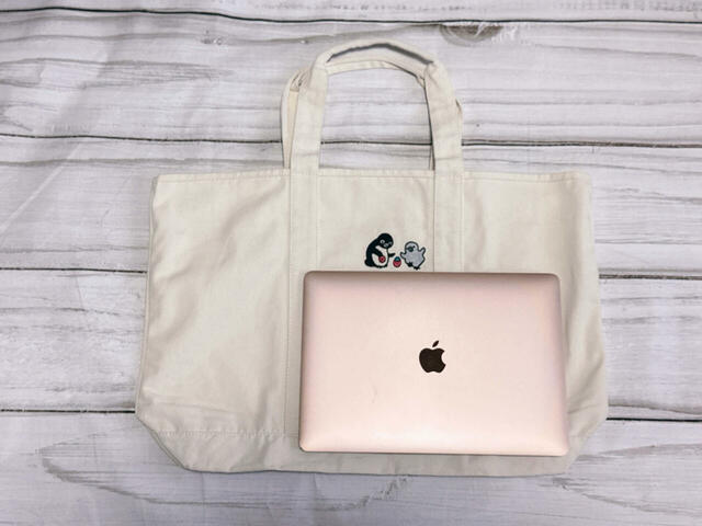 A4書類やノートPCもラクに入る大きさ！【紀ノ国屋×Suicaのペンギン】「ビッグトート いちご」