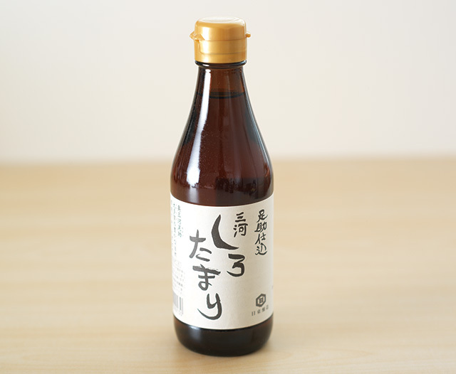 よこすかしろ／サトウキビの搾り汁を、時間をかけて煮詰めるという伝統製法で作られる砂糖。白砂糖よりもミネラルやたんぱく質などを多く含む。