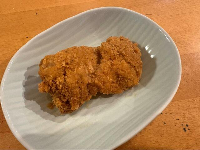 【ロピア 骨なしフライドチキン】フライドチキンが艶やかに光る♪衣の凹凸感と香ばしい色合いが、食欲をそそります