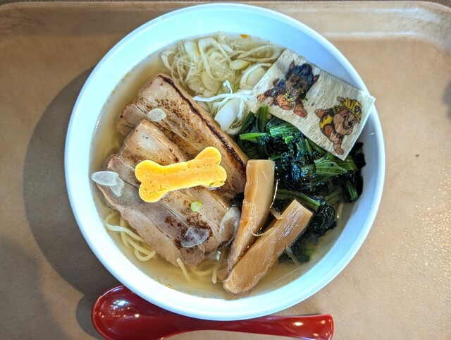 【さがみ湖MORI MORI】「パウっとフェス」のオリジナルフード「炙りチャーシューのパワフル塩ラーメン」1,700円（税込）