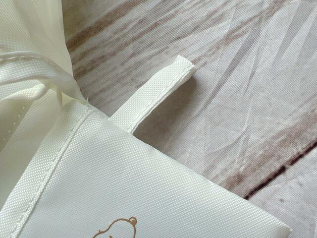 ポケットにループがついているので、カラビナなどにつけてバッグにさげてもOK