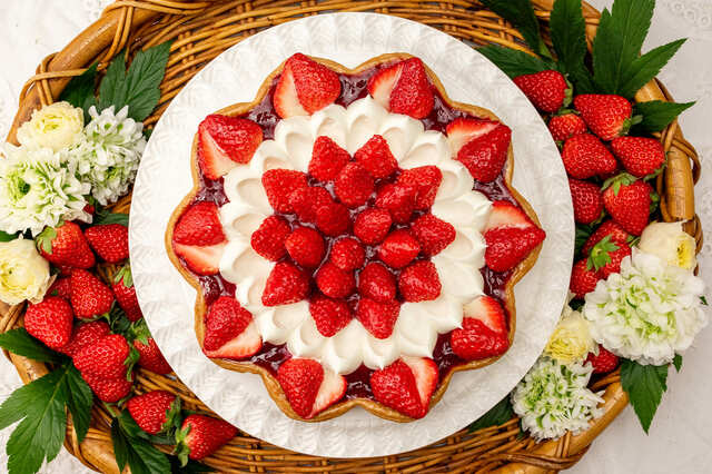 「輪花型 “空浮いちご”とホワイトチョコのチーズスフレタルト」Whole ￥8,640