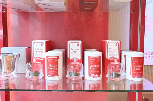 【ゴンチャ 原宿神宮前店】「クラシックブラック」「ジャスミングリーン」ティーバッグ各1,800円、フルリーフティー 2,200円、「阿里山ウーロン」ティーバッグ 2,000円、フルリーフティー 2,400円／KINTOカップ ストレーナー付き(260ml)：3,850円